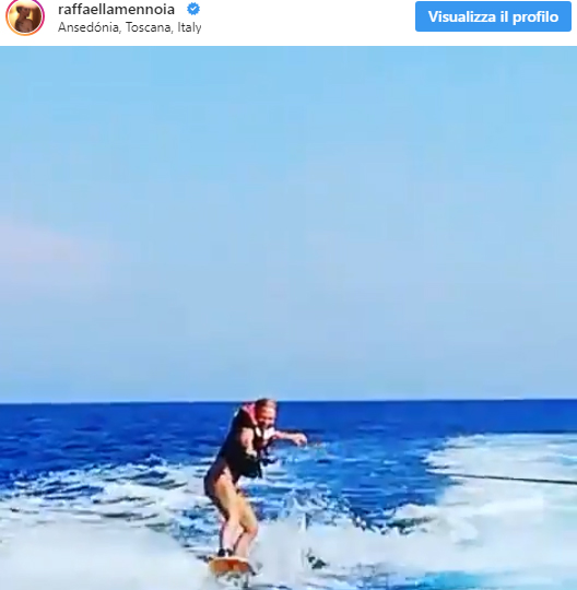 Maria De Filippi regina delle onde. DE FILIPPI SHOW CON IL WAKEBOARD