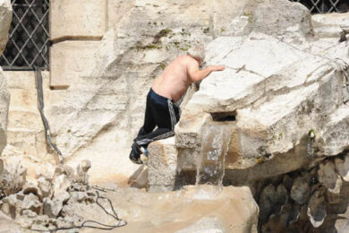 Fontana di Trevi, 10 vigili a guardia dei tuffi. “Lo sperpero di Roma”