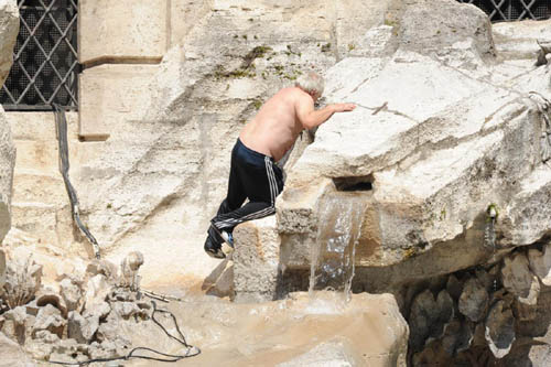 Fontana di Trevi, 10 vigili a guardia dei tuffi. “Lo sperpero di Roma” Fontana di Trevi, 10 vigili a guardia dei tuffi. “Lo sperpero di Roma”