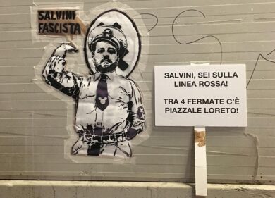 Milano, cartelli anti-Salvini al corteo: “Sei vicino a piazzale Loreto…”