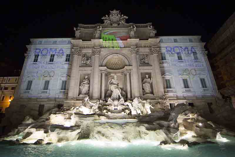 Fontana di Trevi, 10 vigili a guardia dei tuffi. “Lo sperpero di Roma” Fontana di Trevi, 10 vigili a guardia dei tuffi. “Lo sperpero di Roma”
