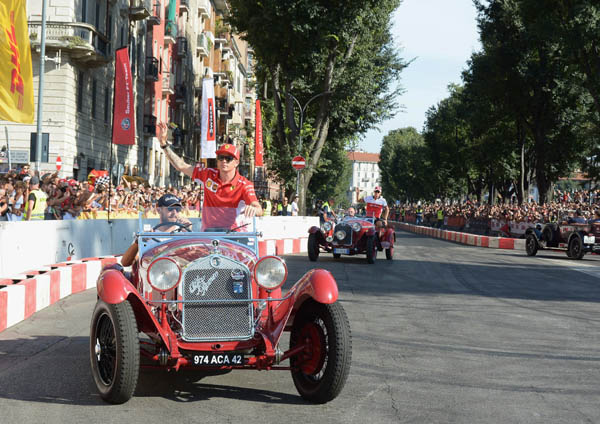 Vettel e Raikkonen con FERRARI F1 show pubblico alla Darsena Vettel e Raikkonen con FERRARI F1 show pubblico alla Darsena