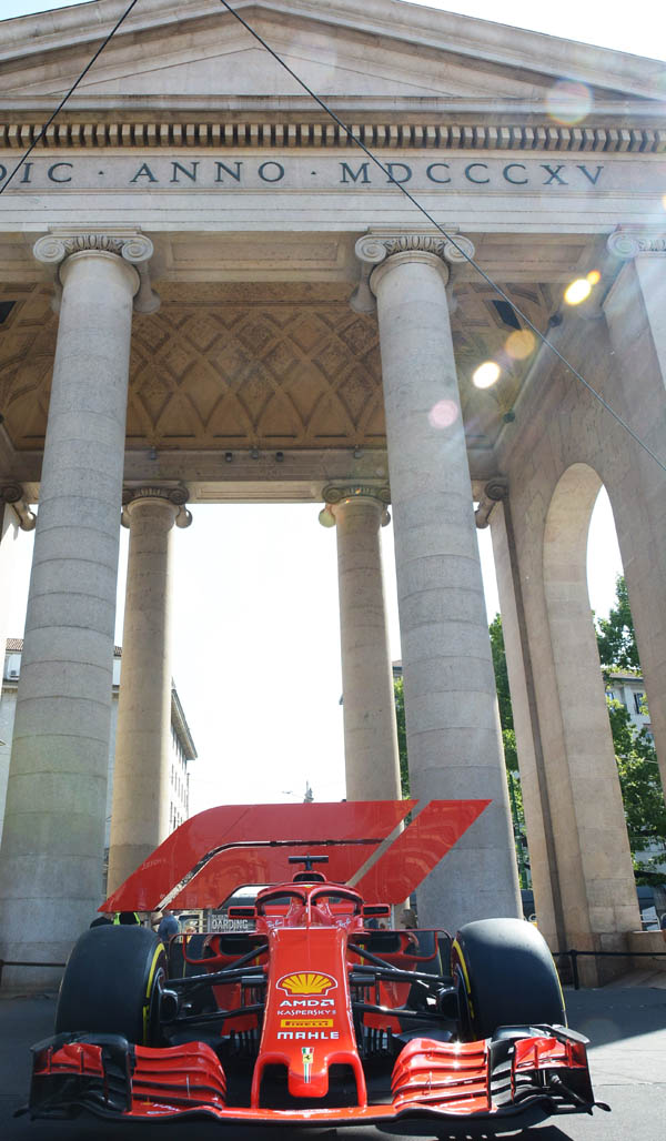 Vettel e Raikkonen con FERRARI F1 show pubblico alla Darsena Vettel e Raikkonen con FERRARI F1 show pubblico alla Darsena