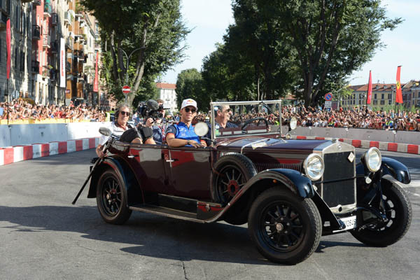 Vettel e Raikkonen con FERRARI F1 show pubblico alla Darsena Vettel e Raikkonen con FERRARI F1 show pubblico alla Darsena