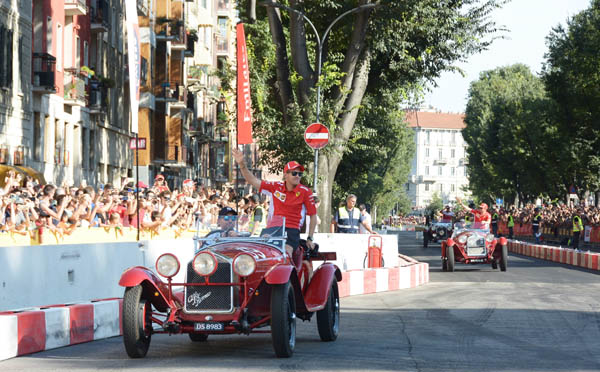 Vettel e Raikkonen con FERRARI F1 show pubblico alla Darsena Vettel e Raikkonen con FERRARI F1 show pubblico alla Darsena