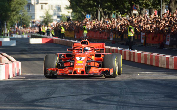 Vettel e Raikkonen con FERRARI F1 show pubblico alla Darsena Vettel e Raikkonen con FERRARI F1 show pubblico alla Darsena