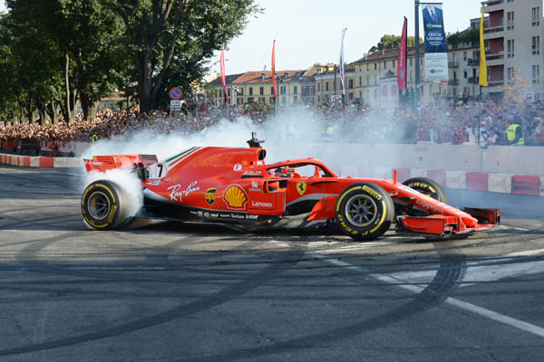 Vettel e Raikkonen con FERRARI F1 show pubblico alla Darsena Vettel e Raikkonen con FERRARI F1 show pubblico alla Darsena