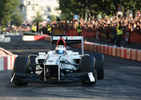 Vettel e Raikkonen con FERRARI F1 show pubblico alla Darsena Vettel e Raikkonen con FERRARI F1 show pubblico alla Darsena