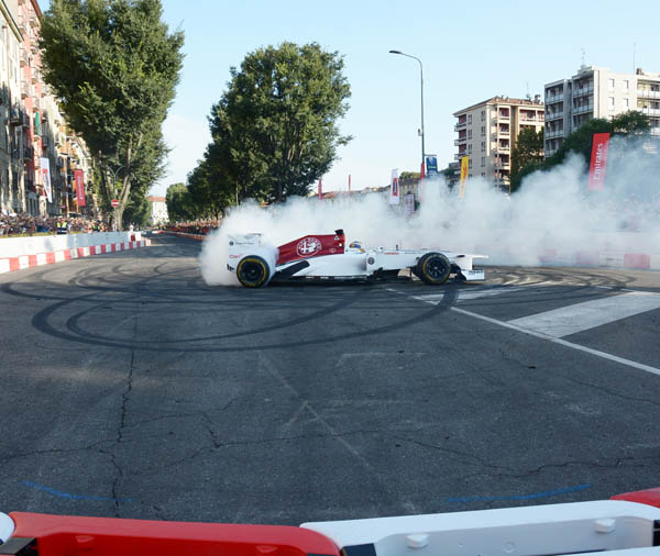 Vettel e Raikkonen con FERRARI F1 show pubblico alla Darsena Vettel e Raikkonen con FERRARI F1 show pubblico alla Darsena