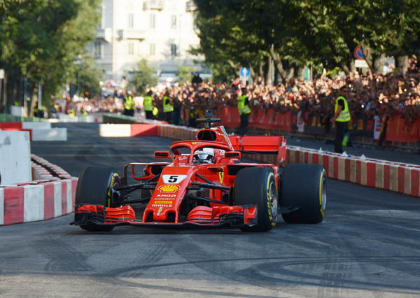 Vettel e Raikkonen con FERRARI F1 show pubblico alla Darsena Vettel e Raikkonen con FERRARI F1 show pubblico alla Darsena