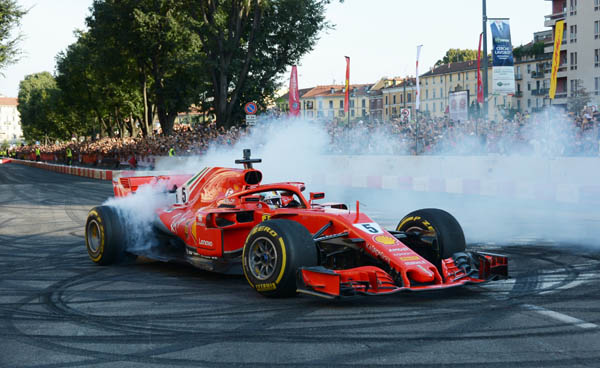 Vettel e Raikkonen con FERRARI F1 show pubblico alla Darsena Vettel e Raikkonen con FERRARI F1 show pubblico alla Darsena