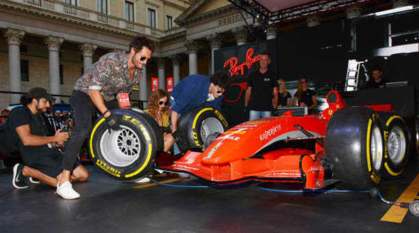 Sebastian Vettel e Ray-Ban al simulatore pit-stop Sebastian Vettel e Ray-Ban al simulatore pit-stop