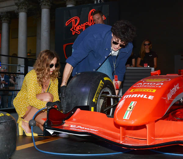 Sebastian Vettel e Ray-Ban al simulatore pit-stop Sebastian Vettel e Ray-Ban al simulatore pit-stop