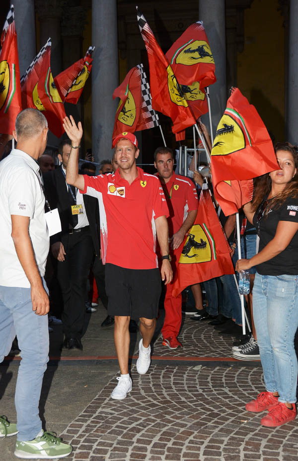 Sebastian Vettel e Ray-Ban al simulatore pit-stop Sebastian Vettel e Ray-Ban al simulatore pit-stop