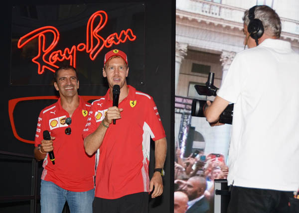 Sebastian Vettel e Ray-Ban al simulatore pit-stop Sebastian Vettel e Ray-Ban al simulatore pit-stop