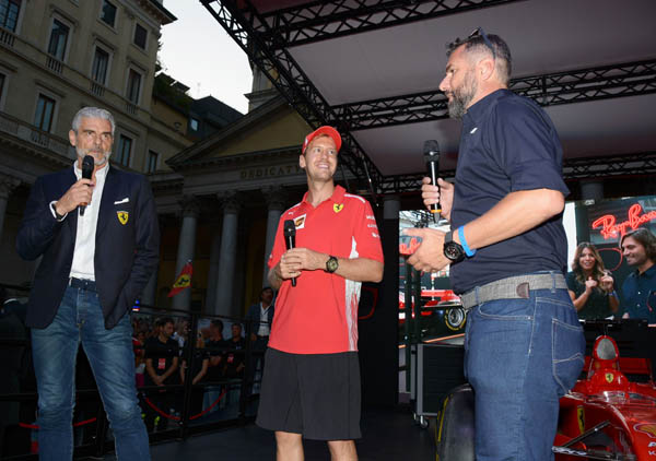 Sebastian Vettel e Ray-Ban al simulatore pit-stop Sebastian Vettel e Ray-Ban al simulatore pit-stop