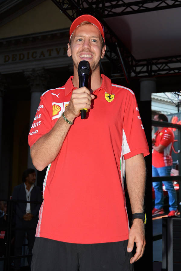 Sebastian Vettel e Ray-Ban al simulatore pit-stop Sebastian Vettel e Ray-Ban al simulatore pit-stop