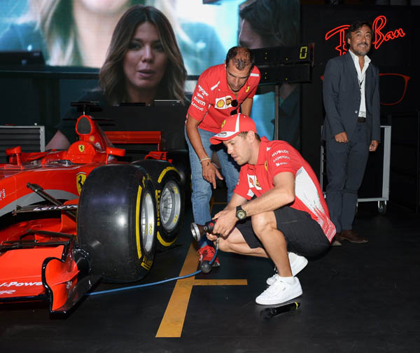 Sebastian Vettel e Ray-Ban al simulatore pit-stop Sebastian Vettel e Ray-Ban al simulatore pit-stop