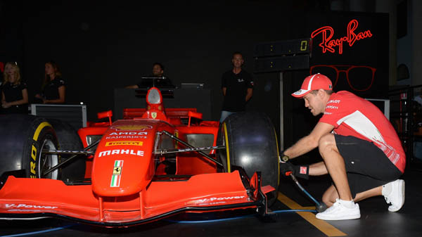 Sebastian Vettel e Ray-Ban al simulatore pit-stop Sebastian Vettel e Ray-Ban al simulatore pit-stop