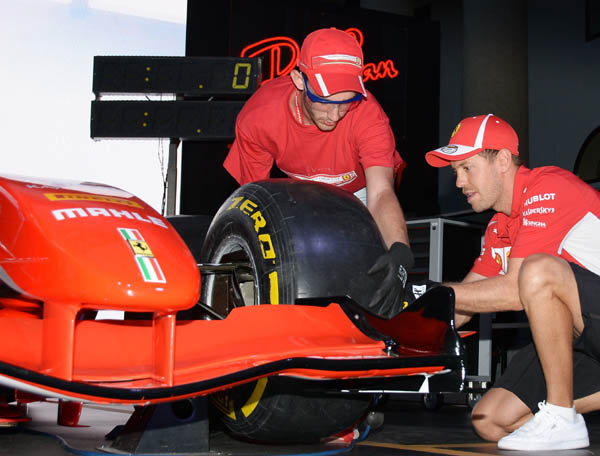 Sebastian Vettel e Ray-Ban al simulatore pit-stop Sebastian Vettel e Ray-Ban al simulatore pit-stop
