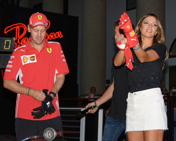 Sebastian Vettel e Ray-Ban al simulatore pit-stop Sebastian Vettel e Ray-Ban al simulatore pit-stop