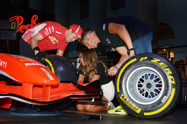 Sebastian Vettel e Ray-Ban al simulatore pit-stop Sebastian Vettel e Ray-Ban al simulatore pit-stop