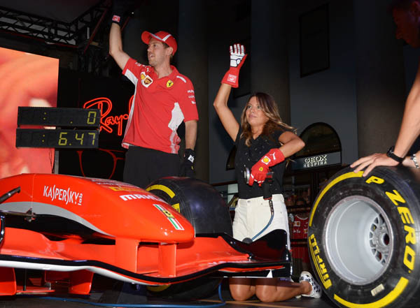 Sebastian Vettel e Ray-Ban al simulatore pit-stop Sebastian Vettel e Ray-Ban al simulatore pit-stop