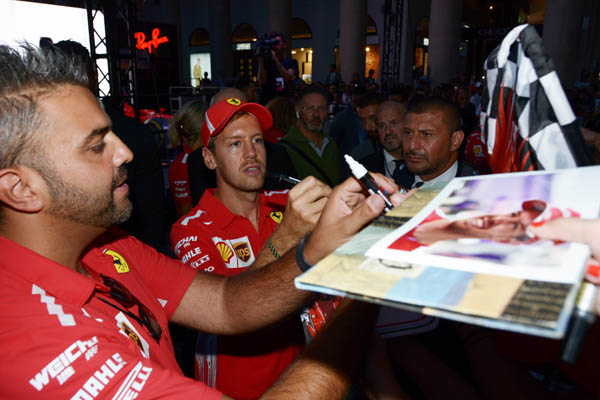Sebastian Vettel e Ray-Ban al simulatore pit-stop Sebastian Vettel e Ray-Ban al simulatore pit-stop