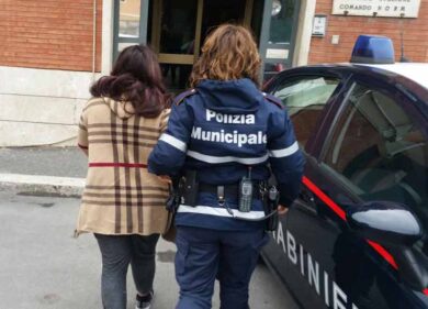 Roma, vigili sui bus. Pazza l’idea della Raggi. Le “nozze coi fichi secchi”