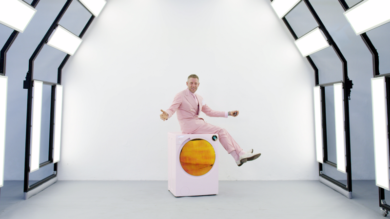Lapo Elkann, Candy e Garage Italia firmano la lavatrice bianca Millennial Pink