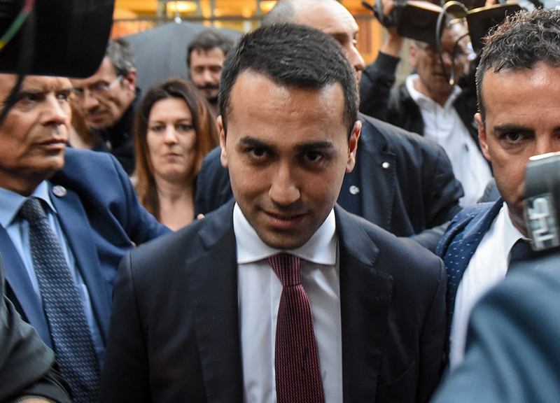 Fitch: outlook Italia giù. Di Maio: “Ascoltiamo la gente non agenzie rating” Fitch: outlook Italia giù. Di Maio: “Ascoltiamo la gente non agenzie rating”