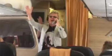 Pupo intona “Su di Noi” su volo Lamezia-Roma per calmare una lite