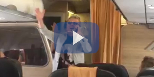 Pupo canta “Su di Noi” sull’aereo per calmare una lite a bordo: eroe a Lamezia Pupo canta “Su di Noi” sull’aereo per calmare una lite a bordo: eroe a Lamezia