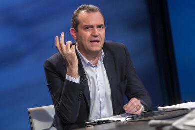 De Magistris, così sfida il Governo: “Nuova moneta per Napoli”