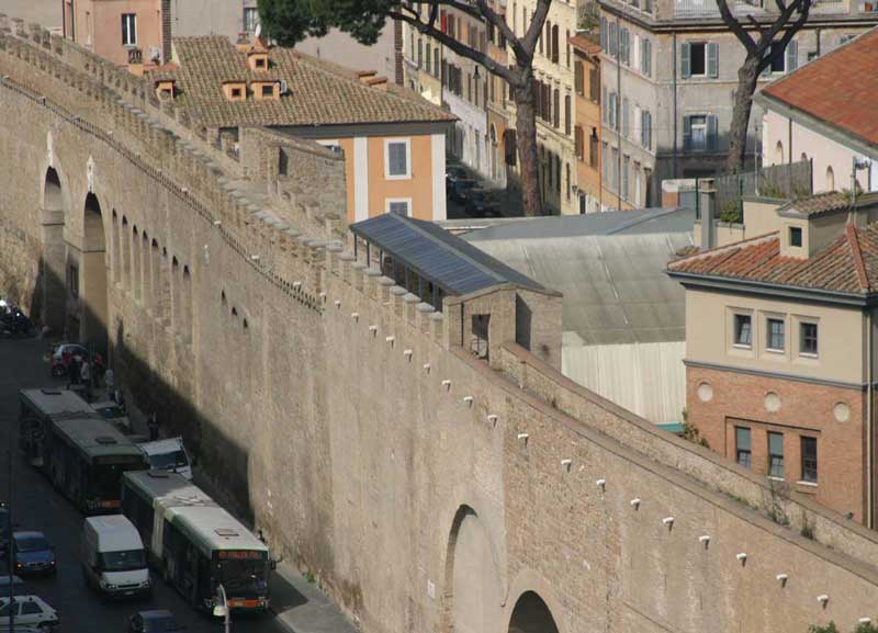 Roma, crolli al Passetto di Borgo. Il degrado capitale anche in Vaticano