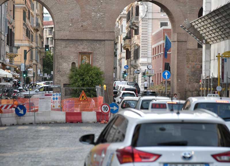 Roma, crolli al Passetto di Borgo. Il degrado capitale anche in Vaticano