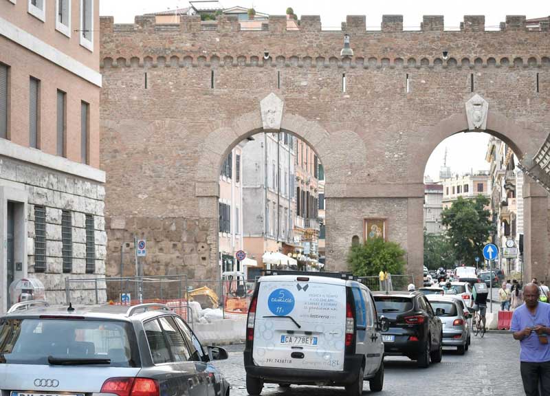 Roma, crolli al Passetto di Borgo. Il degrado capitale anche in Vaticano