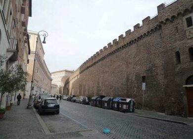 Roma, crolli al Passetto di Borgo. Il degrado capitale anche in Vaticano