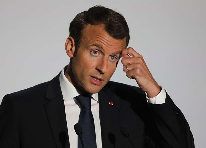 Macron scaricato da tutti: si dimette anche il suo portavoce Macron scaricato da tutti: si dimette anche il suo portavoce