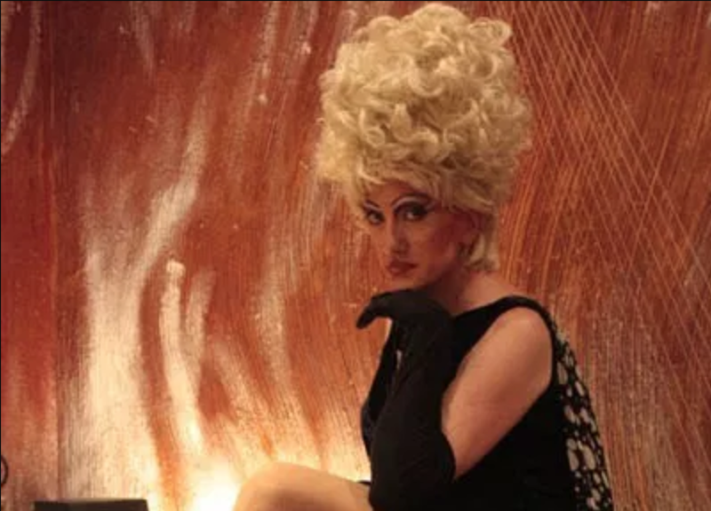 Addio alla drag queen Karl du Pigné, la comunità LGBT romana in lutto Addio alla drag queen Karl du Pigné, la comunità LGBT romana in lutto