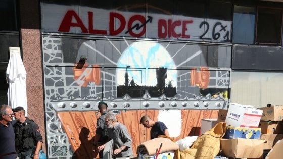 Via Oglio, gli attivisti di “Aldo dice” lasciano la palazzina Via Oglio, gli attivisti di “Aldo dice” lasciano la palazzina