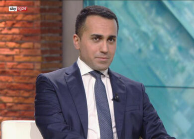 Negozi chiusi alla domenica. Di Maio taglia la misura buona di Monti