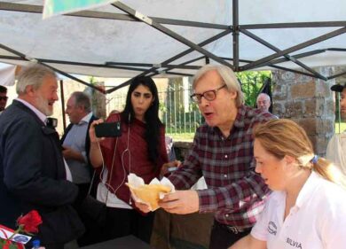 Ciclone Sgarbi, dimissioni da sindaco rientrate. E Castel Sant’Elia lo adotta