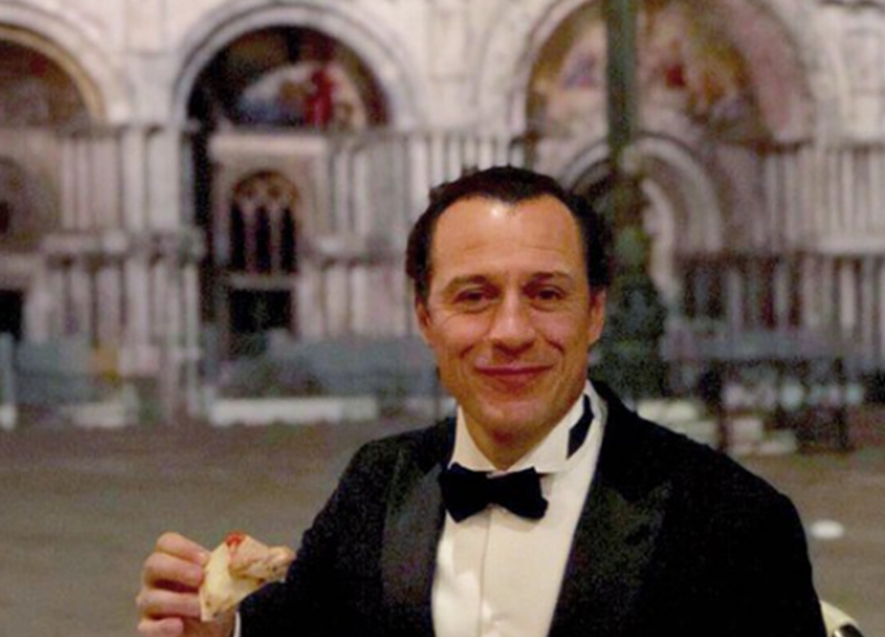 Stefano Accorsi e la pizza in piazza San Marco. “Mi godo la Bellezza d’Italia” Stefano Accorsi e la pizza in piazza San Marco. “Mi godo la Bellezza d’Italia”