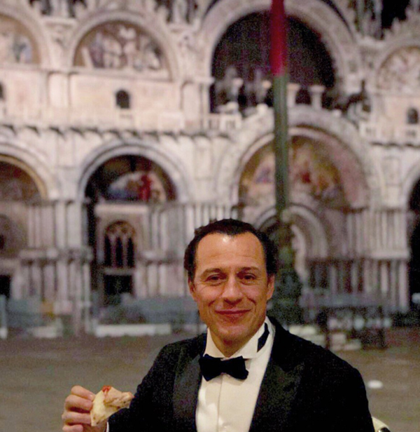 Stefano Accorsi e la pizza in piazza San Marco. “Mi godo la Bellezza d’Italia” Stefano Accorsi e la pizza in piazza San Marco. “Mi godo la Bellezza d’Italia”