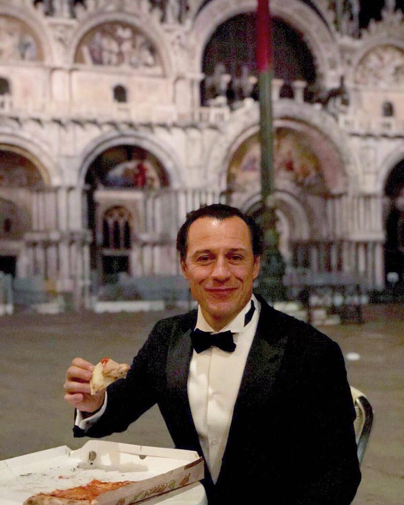 Stefano Accorsi e la pizza in piazza San Marco. “Mi godo la Bellezza d’Italia” Stefano Accorsi e la pizza in piazza San Marco. “Mi godo la Bellezza d’Italia”