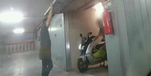 Roma, ruba una moto elettrica. Poi la parcheggia e ricarica in un box privato Roma, ruba una moto elettrica. Poi la parcheggia e ricarica in un box privato