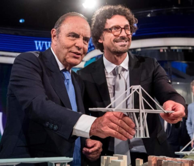 Bruno Vespa-Toninelli sorridono davanti al plastico del ponte Morandi: the show must go on