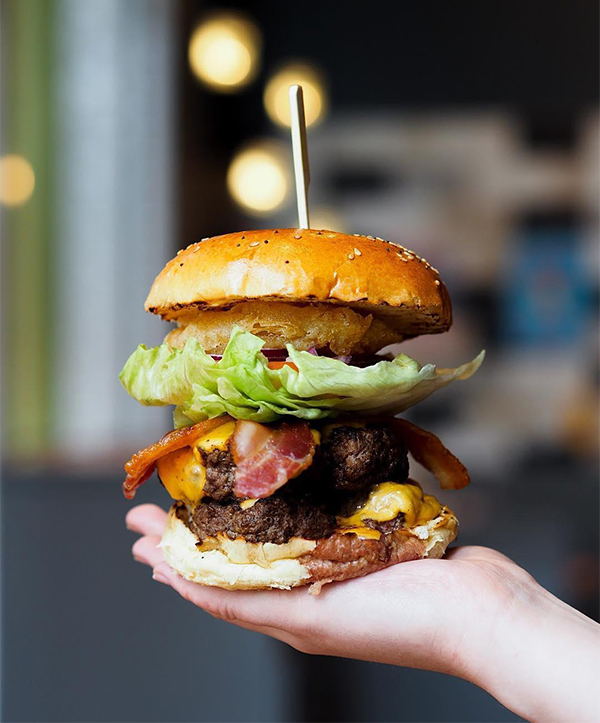 Cheeseburger, oltre 200 tonnellate ordinate nel 2018. C’è pure veg e col pesce Cheeseburger, oltre 200 tonnellate ordinate nel 2018. C’è pure veg e col pesce