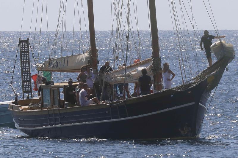 Temptation Island Vip, Valeria Marini dietro uno scoglio con un tentatore. TEMPTATION ISLAND VIP NEWS